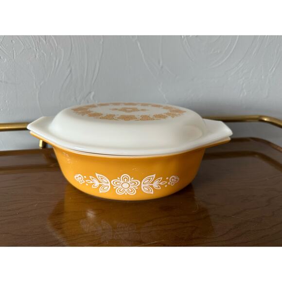 Vintage 1970's Pyrex Butterfly Gold Covered Casserole Dish with LID Collectible - Picture 1 of 9